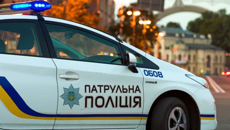 Чи можна обганяти поліцейську машину з маячком синього кольору